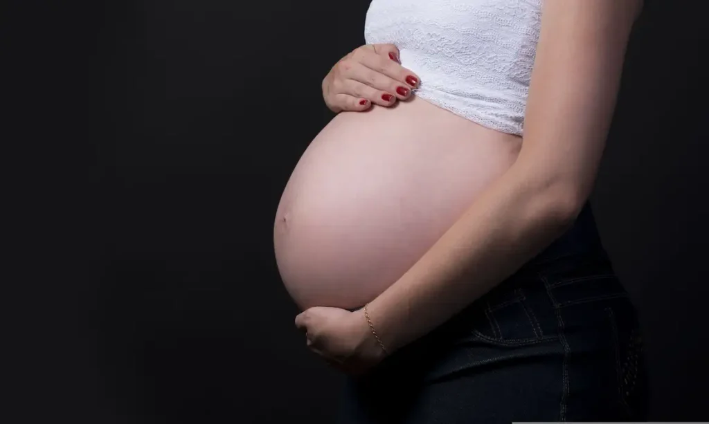 Presidente Lula sanciona a lei que regulamenta a profissão de doula no Brasil para humanizar o parto.