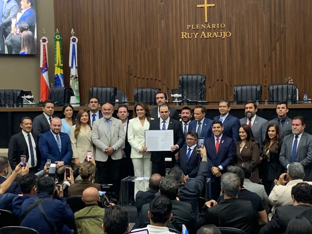 Plenário da Assembleia Legislativa do Amazonas com deputados estaduais em sessão de votação.