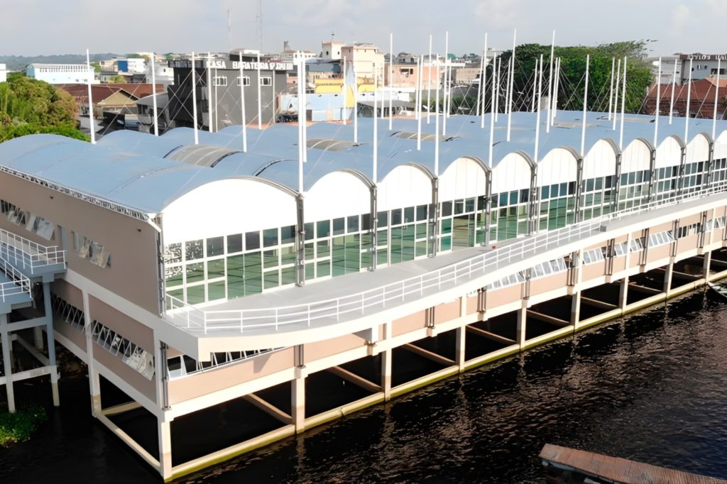 Vista externa da Feira Municipal Eduardo Nunes de Sá em Tefé Amazonas