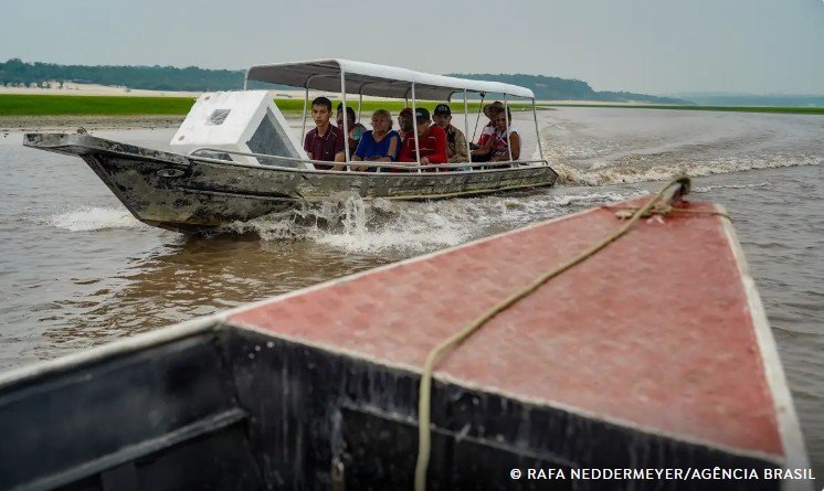 Barco de carga navegando no Rio Negro em periodo de seca no Amazonas