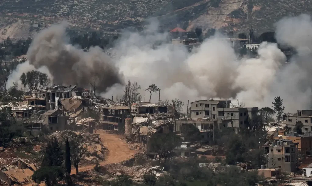 Cenário de destruição após bombardeios de Israel em Bint Jbeil no sul do Líbano
