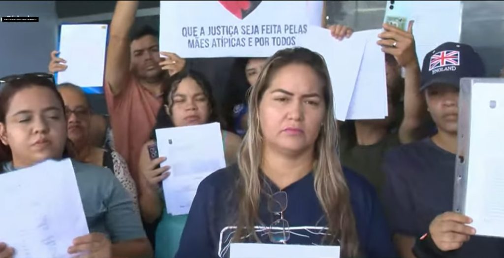 Mulher sendo acusada de golpe na venda de terrenos