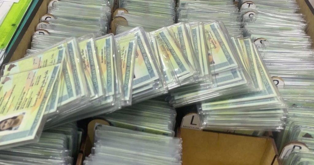 Atendimento em posto do PAC em Manaus para entrega de carteira de identidade nacional