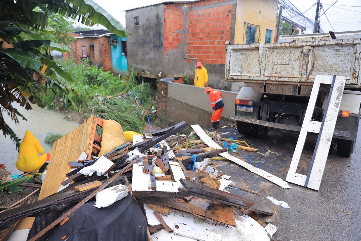 equipes da seminf realizam limpeza de bueiros e igarapes em manaus apos fortes chuvas
