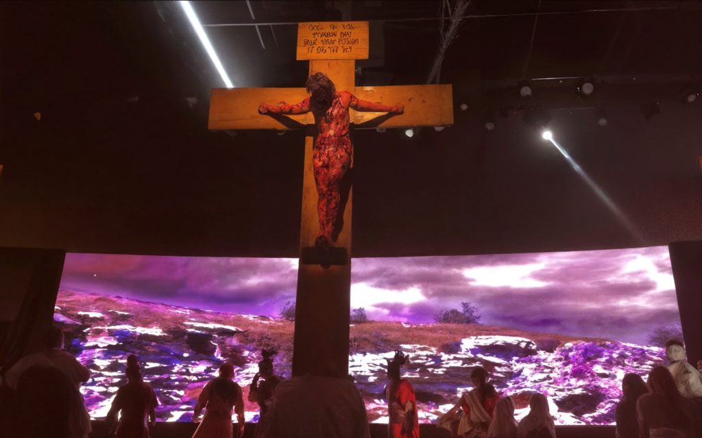Atores encenando a Paixão de Cristo em palco ao ar livre durante a Semana Santa em Manaus.