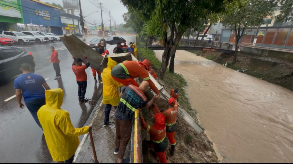 equipe da defesa civil de manaus atende ocorrencias de deslizamento e rachaduras causadas pelas chuvas