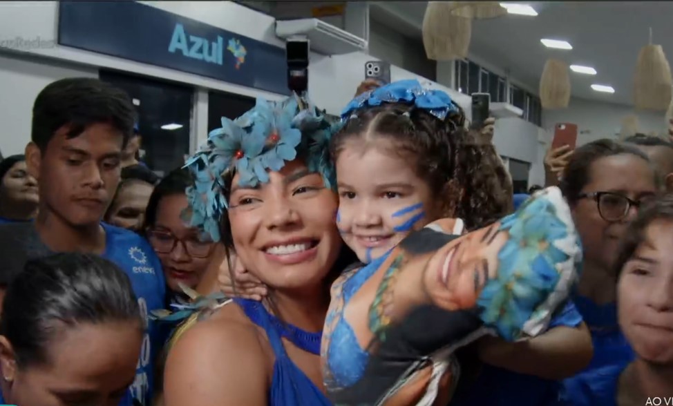 Marciele Albuquerque sendo recebida por multidão de torcedores do Boi Caprichoso no aeroporto de Parintins após o reality bbb 26.