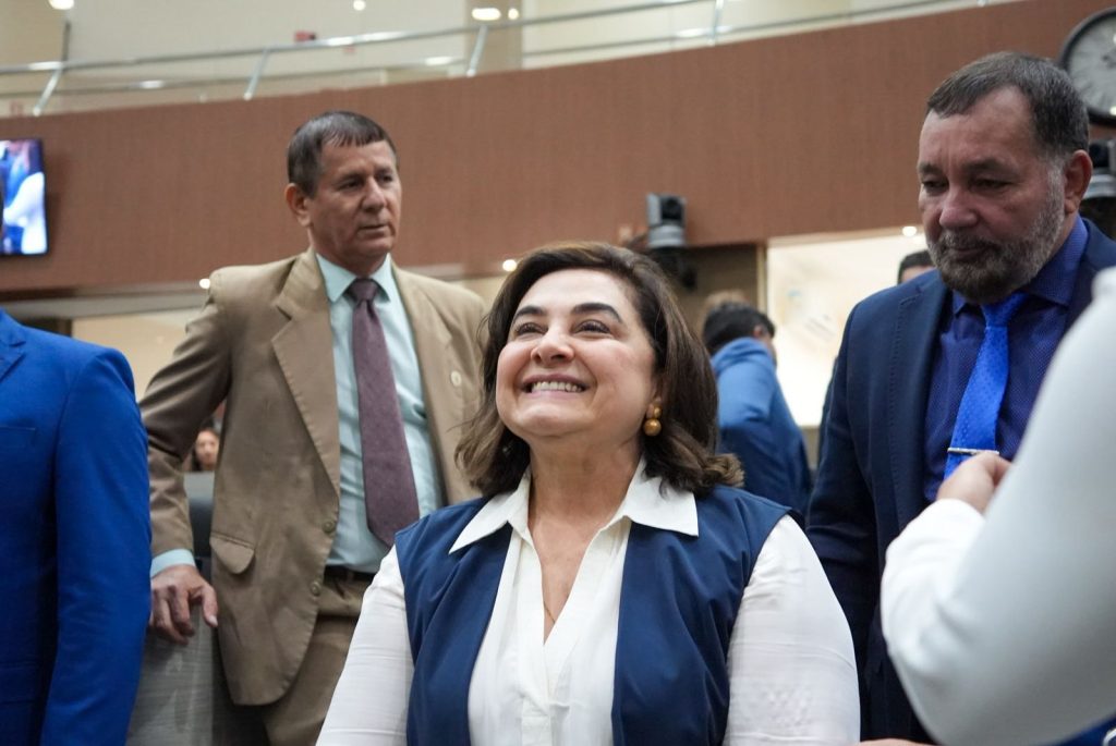 Pré-candidata Maria do Carmo durante visita à Câmara Municipal de Manaus acompanhada de vereadores do Partido Liberal