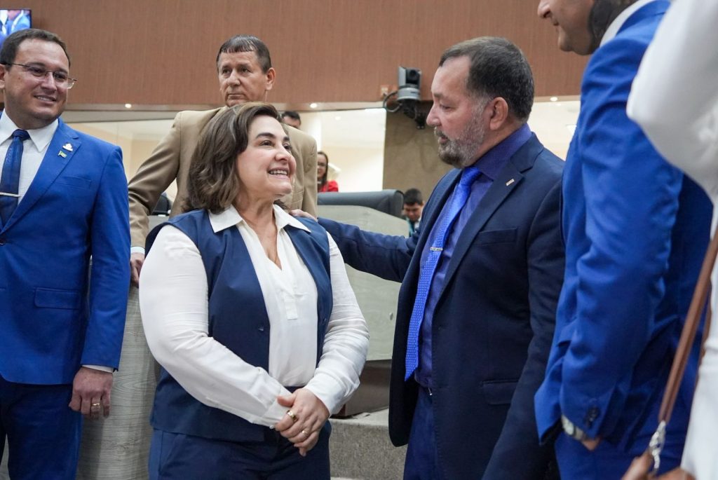 Pré-candidata Maria do Carmo durante visita à Câmara Municipal de Manaus acompanhada de vereadores do Partido Liberal