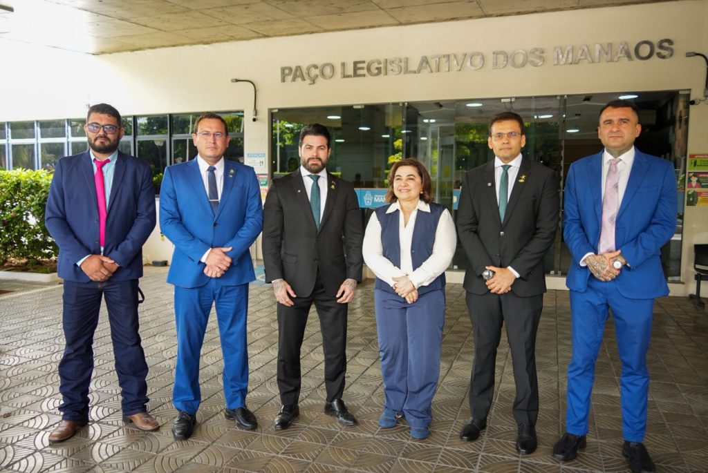 Pré-candidata Maria do Carmo durante visita à Câmara Municipal de Manaus acompanhada de vereadores do Partido Liberal
