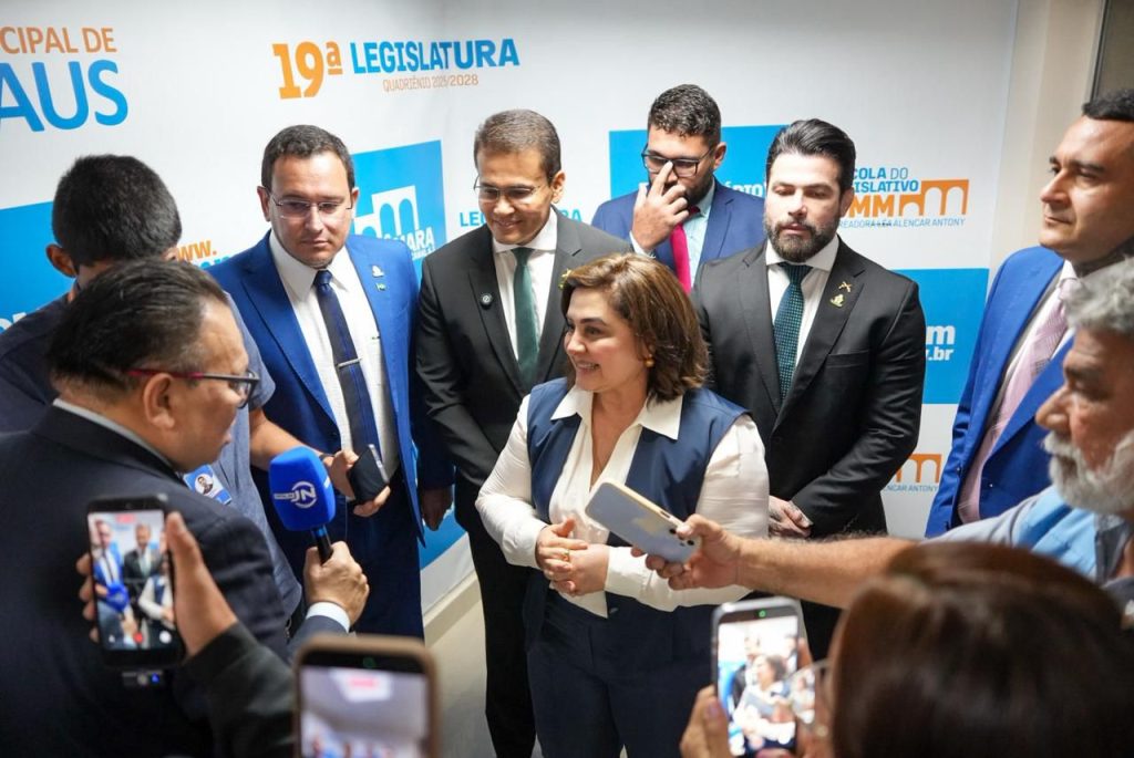 Pré-candidata Maria do Carmo durante visita à Câmara Municipal de Manaus acompanhada de vereadores do Partido Liberal