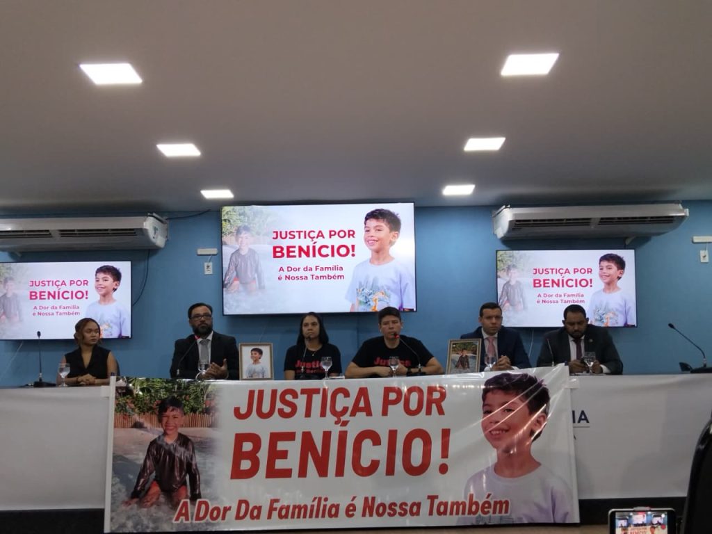 Pais de Benício Xavier Freitas durante coletiva de imprensa cobrando justiça pela morte do filho em hospital de Manaus.
