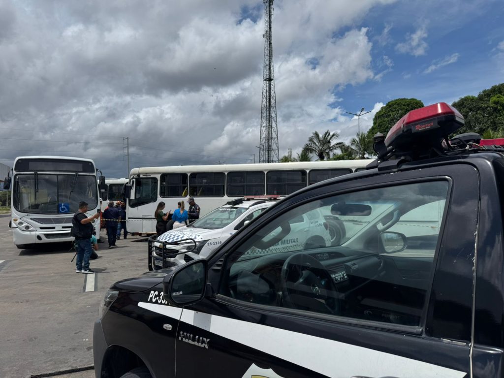 Equipes de socorro no Terminal 7 em Manaus após acidente fatal com mecânico durante manutenção de ônibus