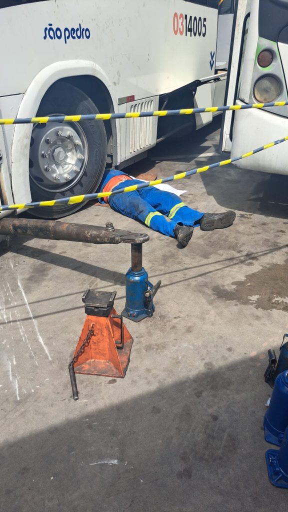 Equipes de socorro no Terminal 7 em Manaus após acidente fatal com mecânico durante manutenção de ônibus