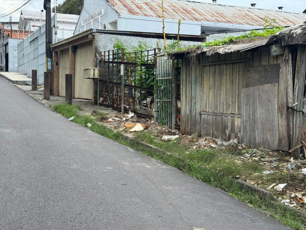 Vista de calçada no bairro Armando Mendes em Manaus onde o porco Skank foi visto ferido antes de desaparecer.