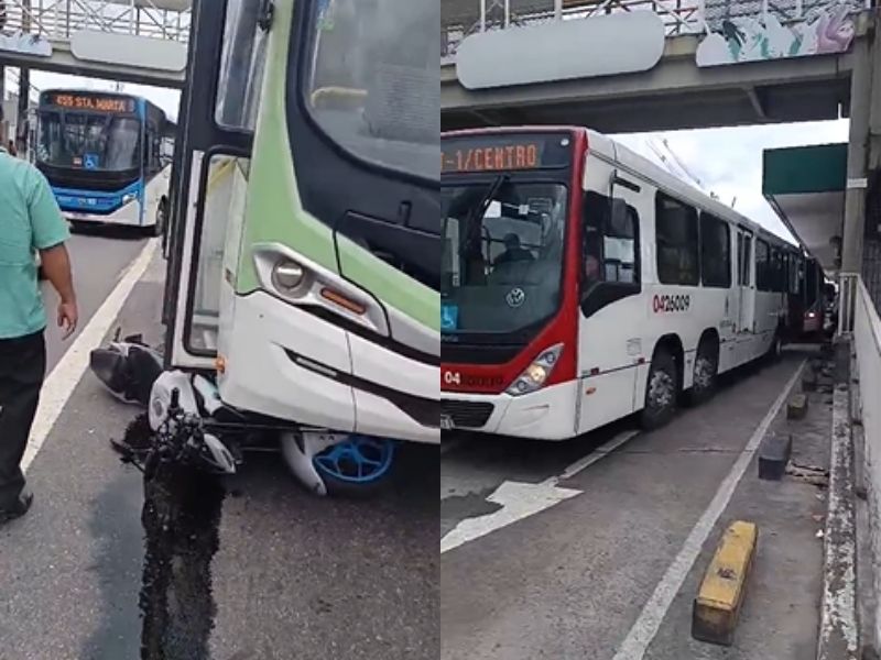 Motocicleta presa embaixo de um ônibus após colisão na Avenida Constantino Nery em Manaus