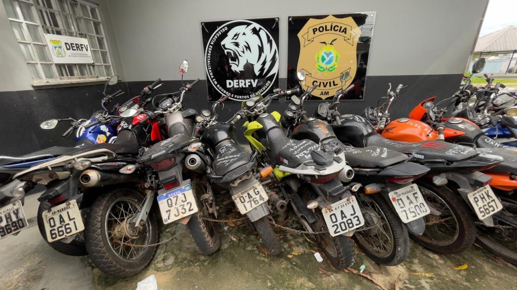Policiais civis do Amazonas ao lado de motocicletas recuperadas durante operação em Manaus e Manacapuru.