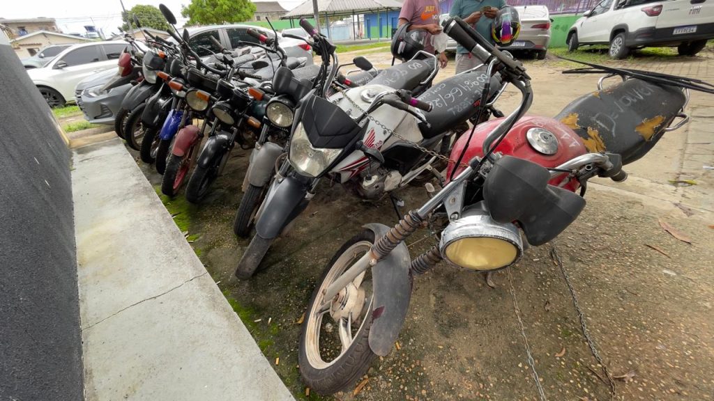 Policiais civis do Amazonas ao lado de motocicletas recuperadas durante operação em Manaus e Manacapuru.