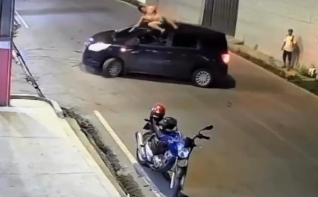 Momento em que motociclista sem capacete colide com carro fazendo retorno proibido em Manaus