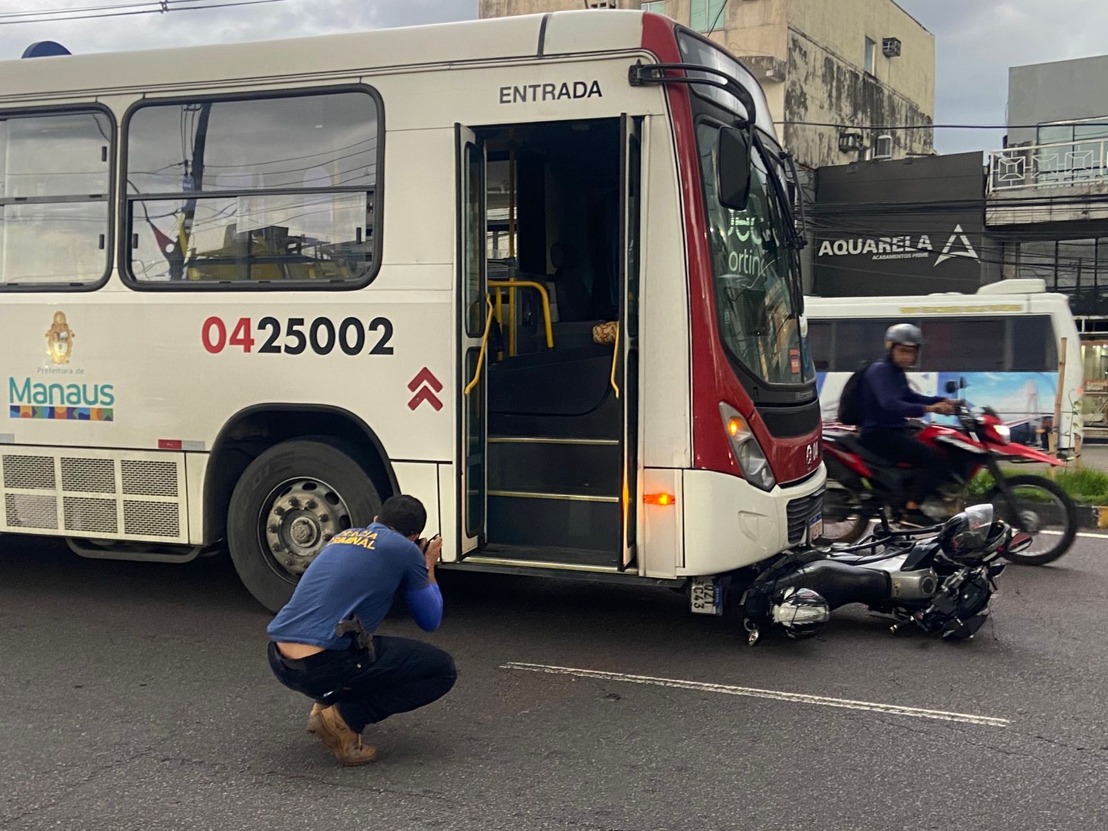 Motociclista recebe atendimento médico após ser atingida por ônibus no cruzamento das avenidas Djalma Batista e Darcy Vargas em Manaus