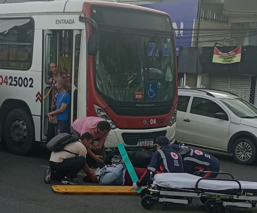 Motociclista recebe atendimento médico após ser atingida por ônibus no cruzamento das avenidas Djalma Batista e Darcy Vargas em Manaus