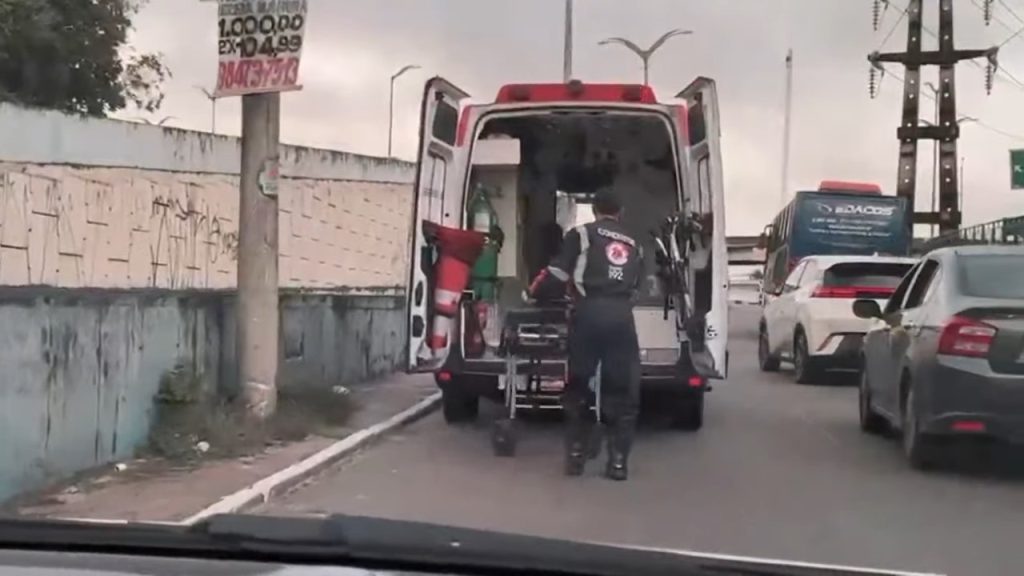 Motociclista recebendo atendimento do Samu após acidente na rotatória do Coroado em Manaus.
