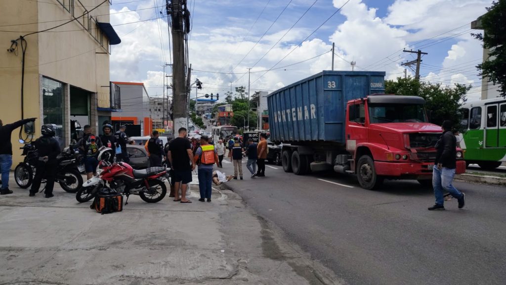 Local de acidente de trânsito entre moto e caminhão na Avenida Silves em Manaus.