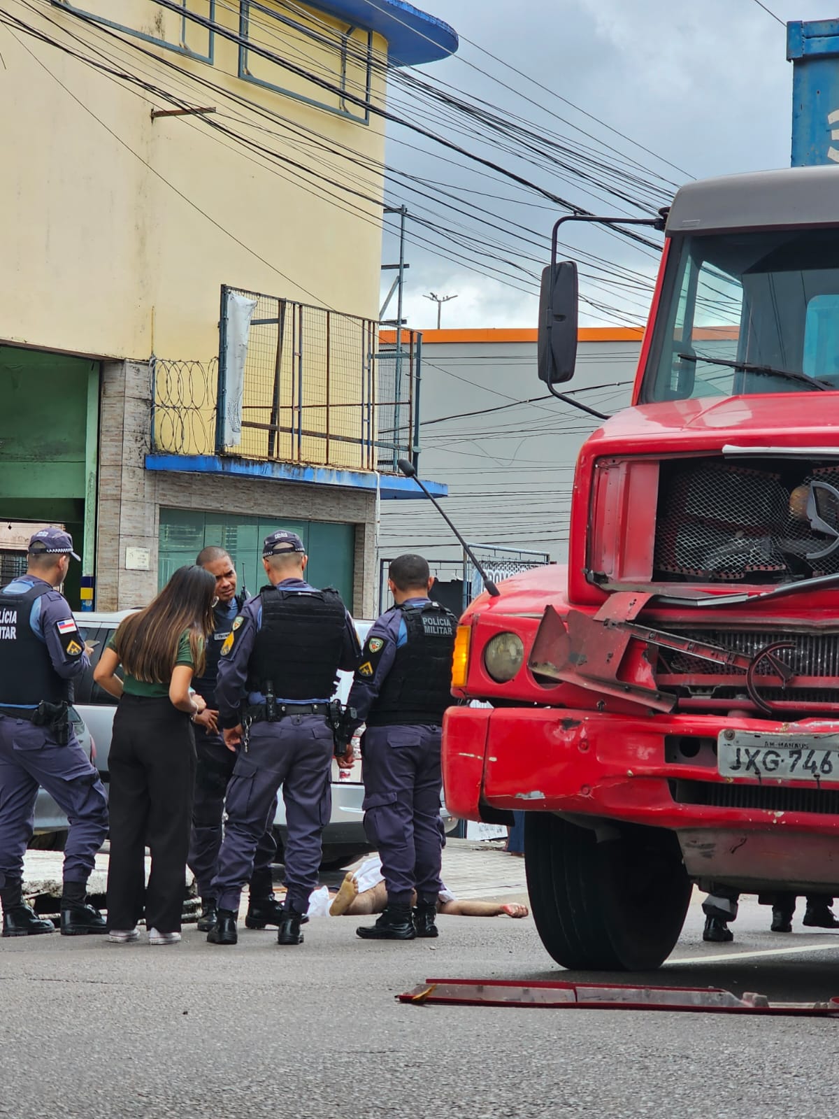 Movimentação de viaturas e equipes de emergência em via pública de Manaus após ocorrências de acidentes e mortes violentas na capital.