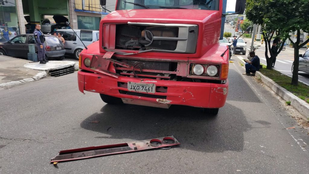 Local de acidente de trânsito entre moto e caminhão na Avenida Silves em Manaus.