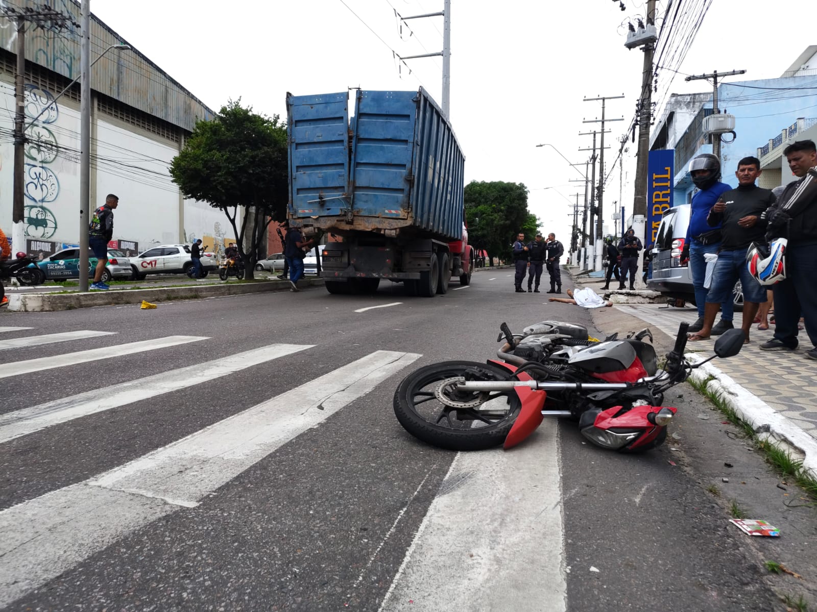 Movimentação de viaturas e equipes de emergência em via pública de Manaus após ocorrências de acidentes e mortes violentas na capital.