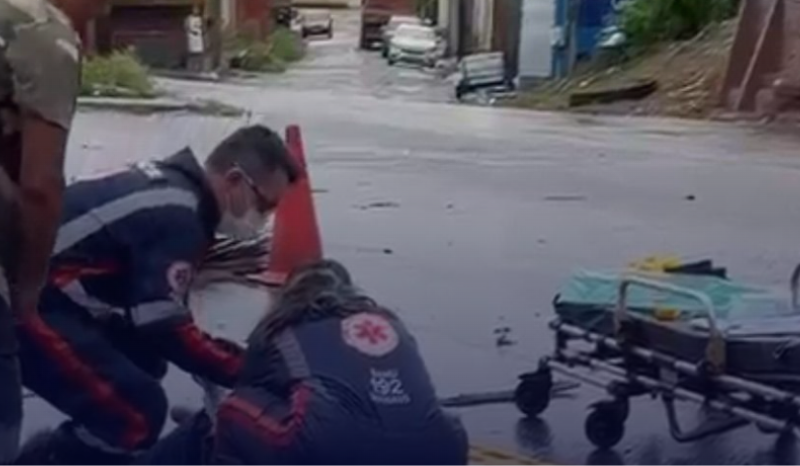 Motociclista caído no asfalto sendo atendido após acidente de trânsito na avenida 7 de maio em Manaus