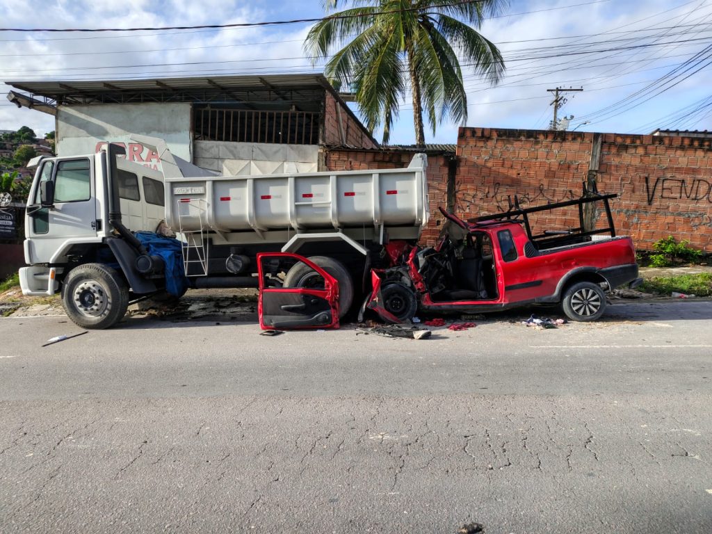Carro colidido com a traseira de uma caçamba na Avenida Margarida em Manaus após acidente grave de trânsito.