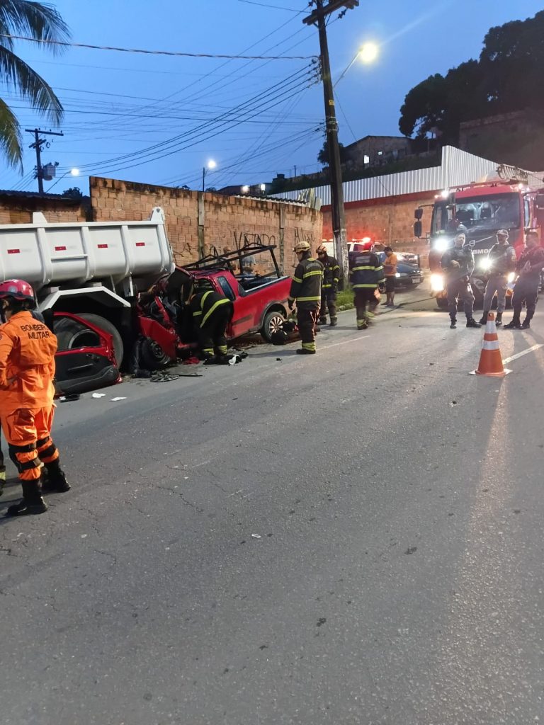 Carro colidido com a traseira de uma caçamba na Avenida Margarida em Manaus após acidente grave de trânsito.