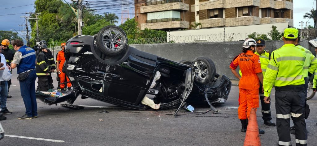 Carro capotado após acidente fatal na rotatória do Coroado em Manaus com presença de autoridades no local