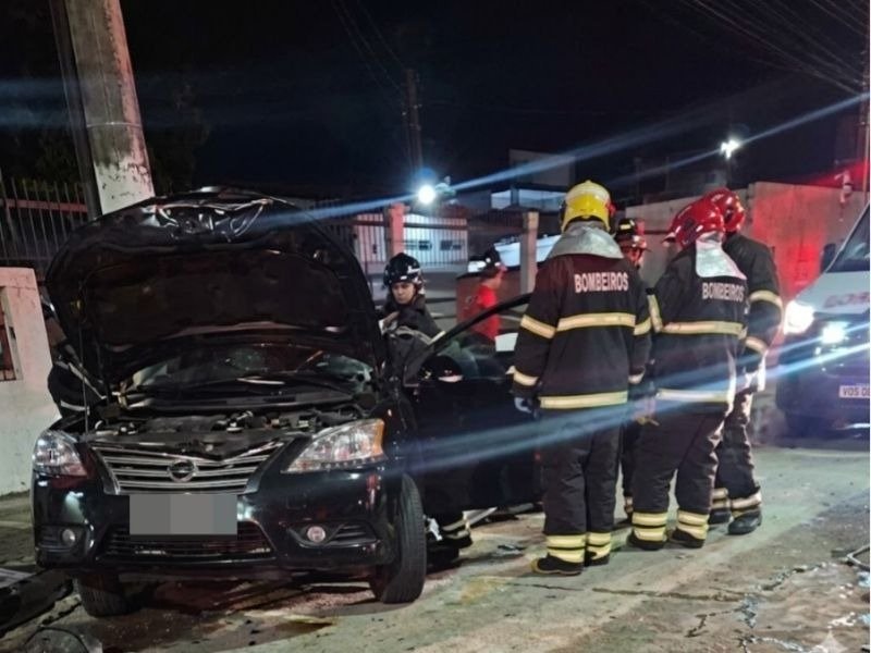 Veículo destruído em acidente na Avenida Noel Nutels no bairro Cidade Nova em Manaus