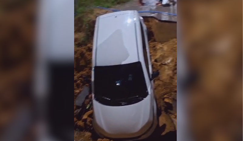 Carro de motorista de aplicativo preso em buraco em ponte escura no bairro Tarumã em Manaus