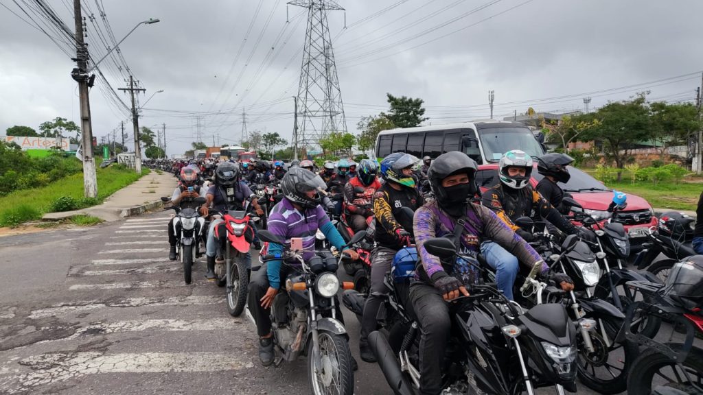 Motoristas de aplicativo reunidos em manifestação na Avenida das Torres em Manaus