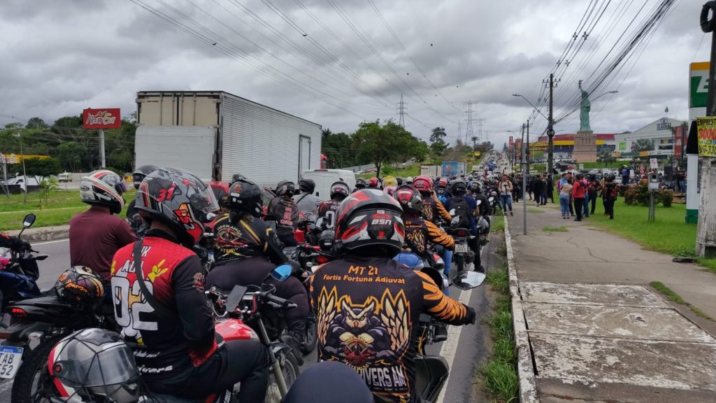 Motoristas de aplicativo reunidos em manifestação na Avenida das Torres em Manaus