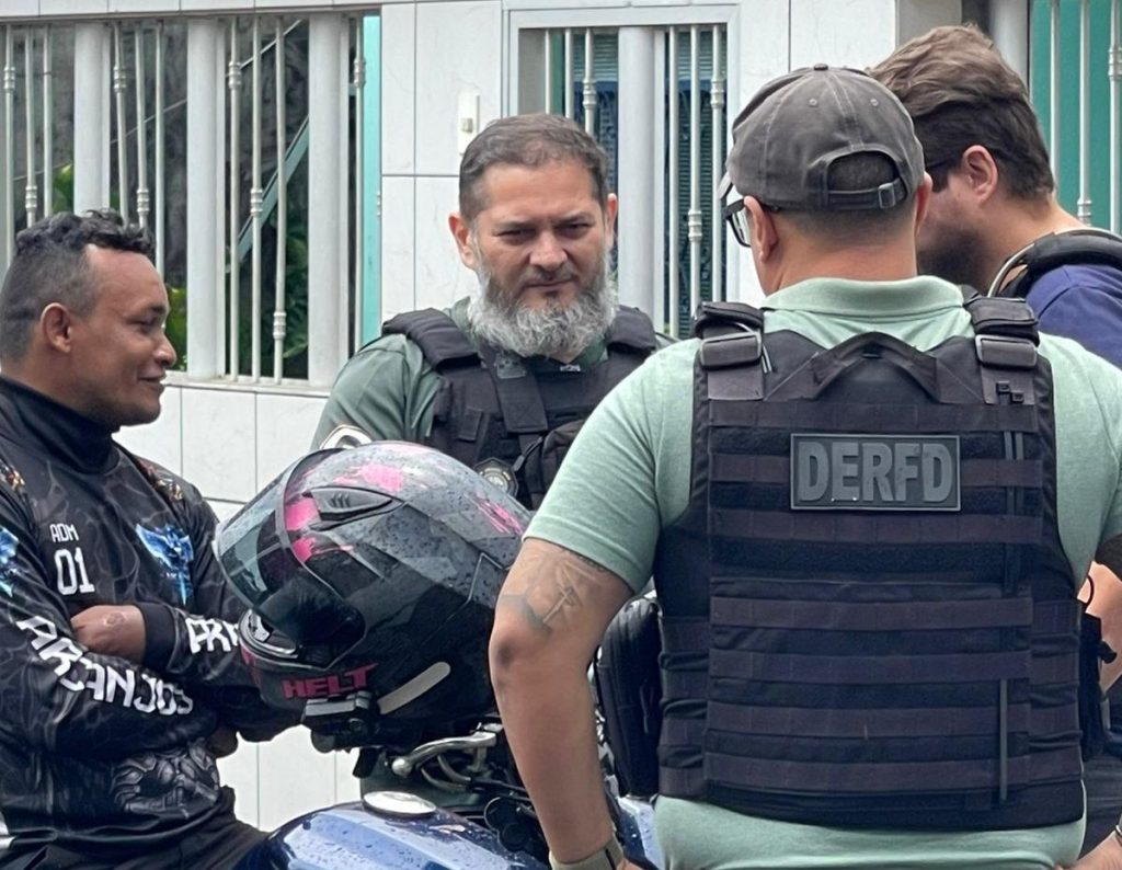 Mototaxista Eliezer relatando o auxílio prestado à mulher sequestrada em Manaus após encontrá-la no bairro Nova Vitória.