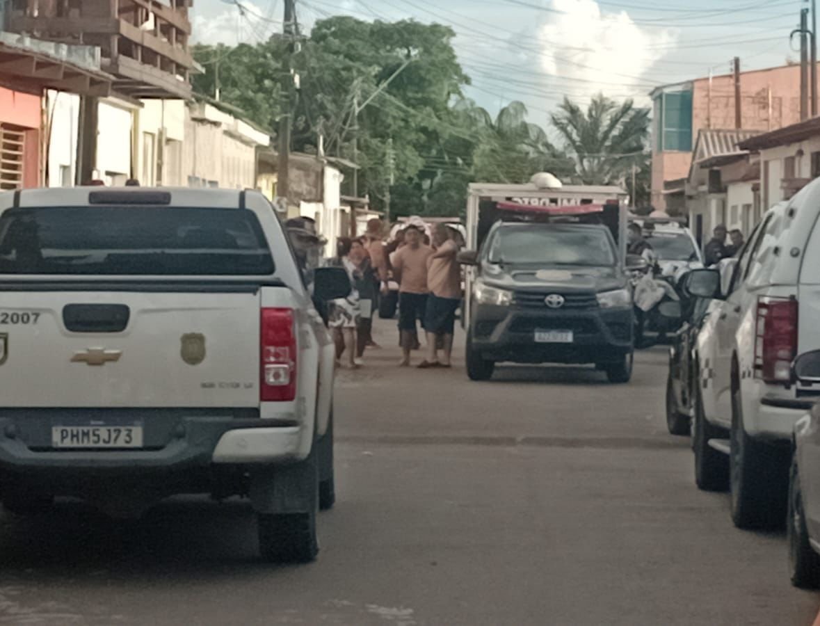 Fachada de residencia com viaturas policiais em frente durante investigacao de morte no bairro Nova Cidade em Manaus