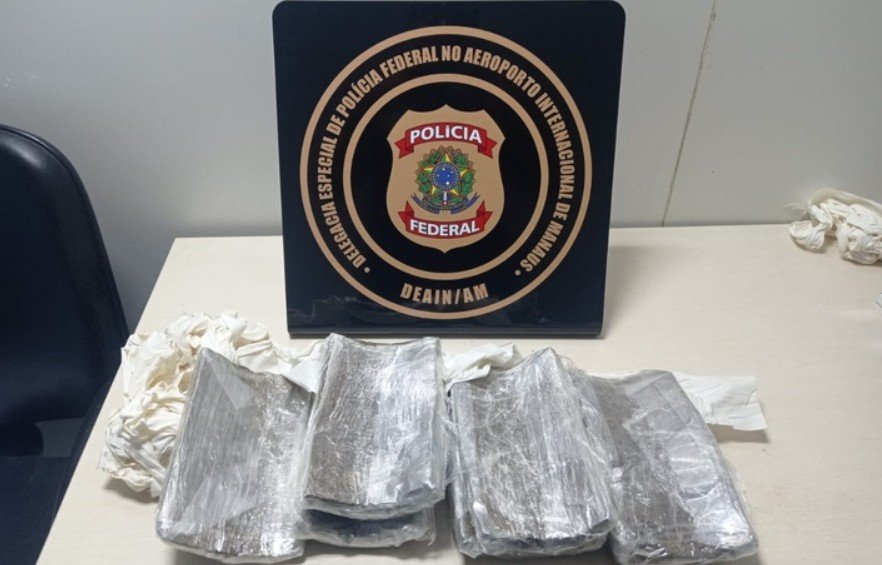 Vista de tabletes de maconha apreendidos pela Polícia Federal no Aeroporto Internacional de Manaus durante fiscalização de rotina.
