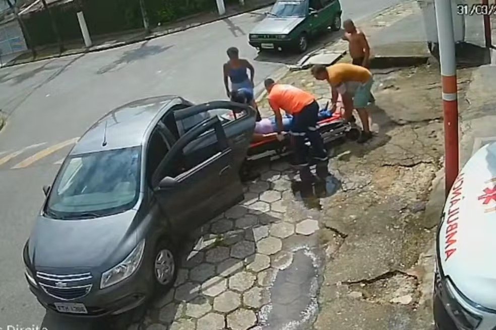 Equipe medica do Samu realizando manobras de ressuscitacao em paciente em Sao Vicente