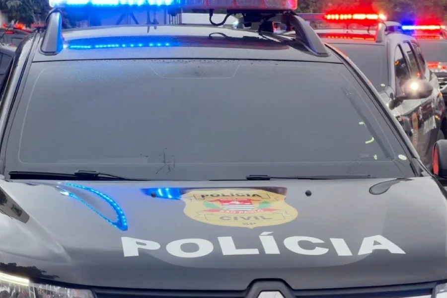 Fachada de residência em São Paulo com isolamento policial após a descoberta dos corpos de pai e filha dentro do imóvel.
