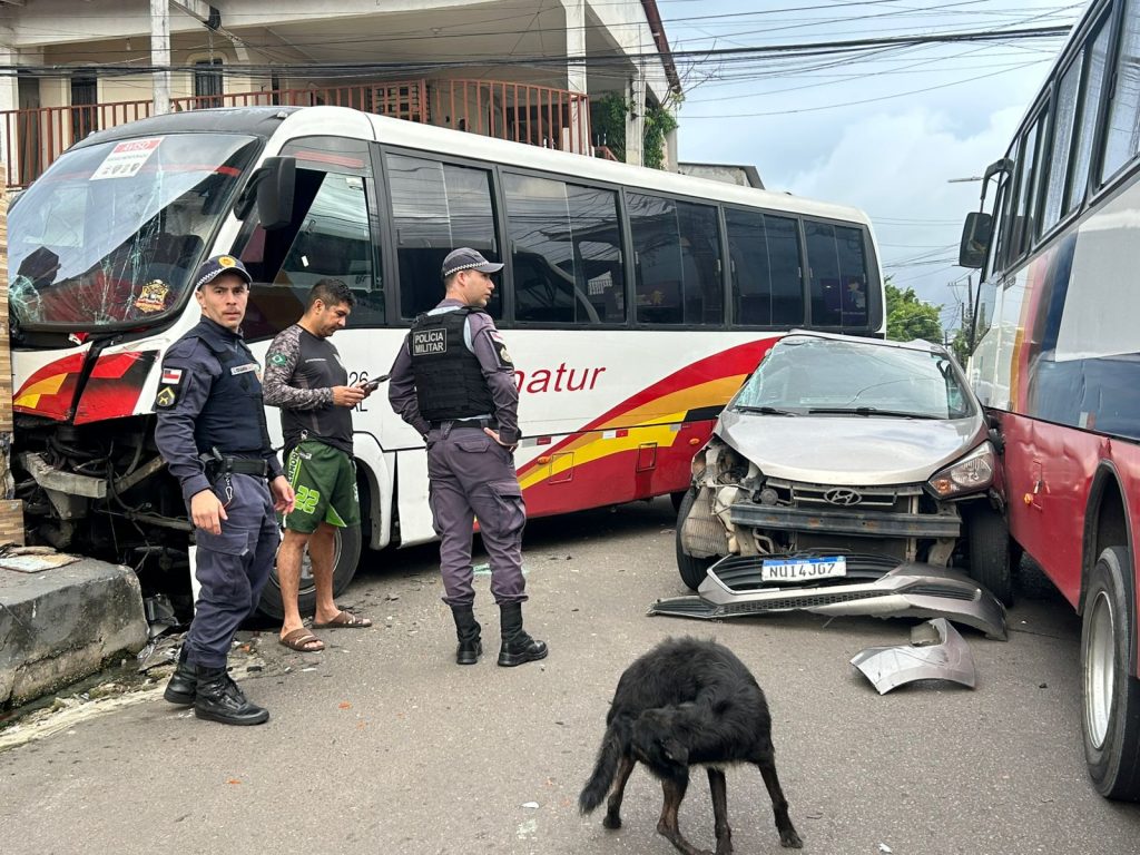 Acidente entre carro e micro-ônibus no bairro Alvorada 2 em Manaus