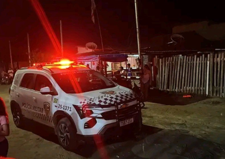 Viatura da polícia militar atendendo ocorrência de homicídio no bairro Pascoal Alagio II em Parintins