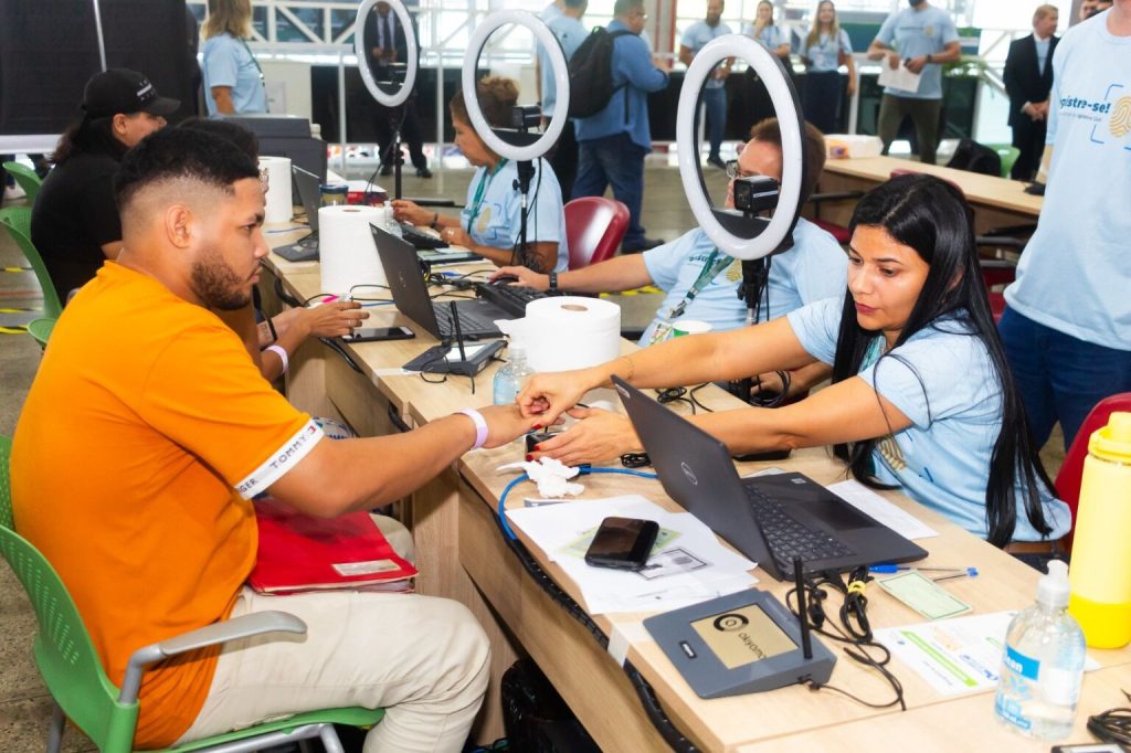 Atendimento para emissão de documentos gratuitos durante a Semana Nacional do Registro Civil em Manaus.