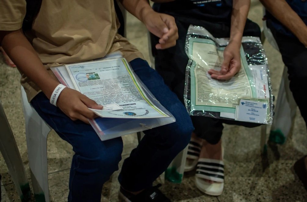 Atendimento de regularização documental para migrantes no Centro de Convenções Vasco Vasques em Manaus.
