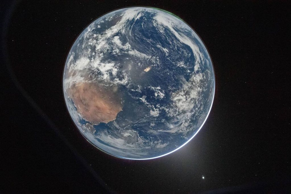 Vista da Terra em formato crescente vista do espaço profundo durante a missão Artemis II da NASA