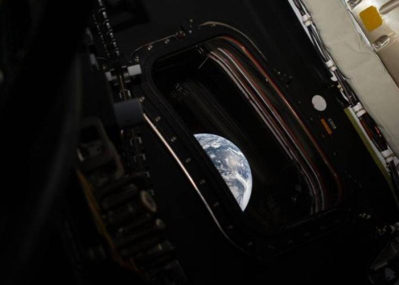 Vista da Terra em formato crescente vista do espaço profundo durante a missão Artemis II da NASA