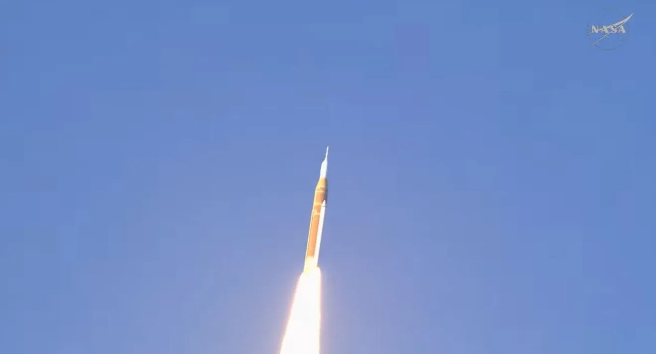 Astronautas na espaçonave Orion durante a missão Artemis II que superou o recorde de distância da Terra próximo à Lua.